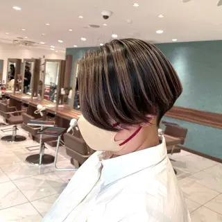 ショート ハイトーンカラー🤍 やない せいらのヘアスタイル