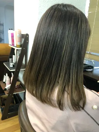 ミディアム コグチ ヒカルのヘアスタイル