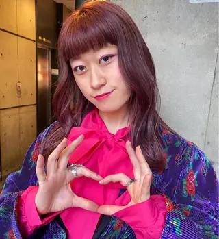 セミロング カラー パーマ ヘアアレンジ メンズ キッズ ネイル mana 暖色カラーカットのヘアスタイル