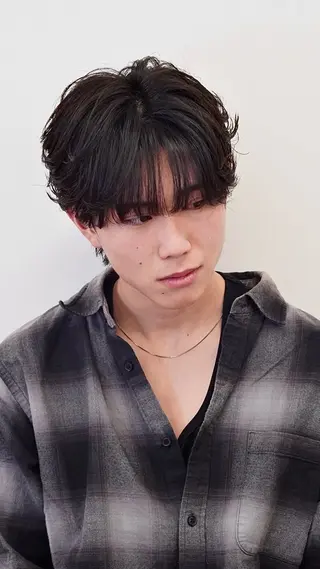 ミディアム パーマ メンズ become men's hair 名駅店所属・名駅/フェザーパーマ 韓国ヘア/森岡のヘアスタイル