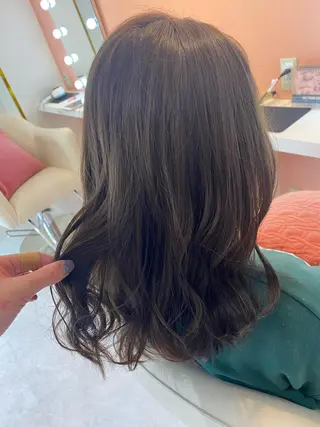 ミディアム カラー 梛木 唯のヘアスタイル