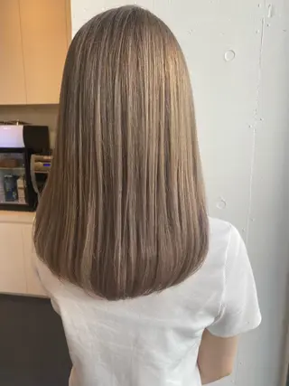 セミロング shiori ﾍﾞｰｼﾞｭｶﾗｰのヘアスタイル