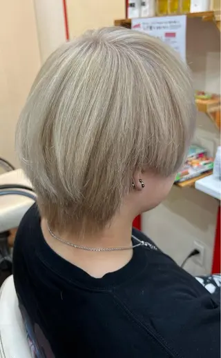 ショート カラー まさき✂︎ブリーチ／ デザインカラーのヘアスタイル
