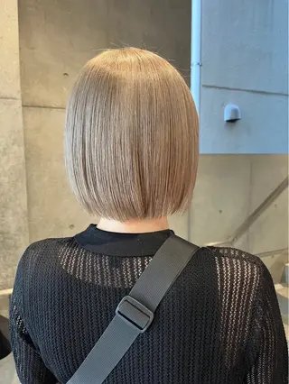 カラー ヒナ/レイヤーカット 艶感ワンカラーのヘアスタイル