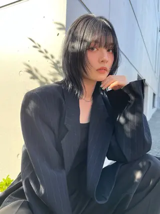 ミディアム 顔まわりレイヤー デザインカットのヘアスタイル