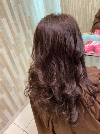 セミロング デザインカラー✨新倉 佑奈のヘアスタイル