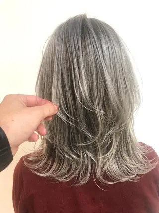 ミディアム カラー 360°キレイな ショートカットのヘアスタイル
