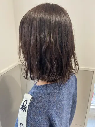 ミディアム カラー 小栗 麻衣のヘアスタイル