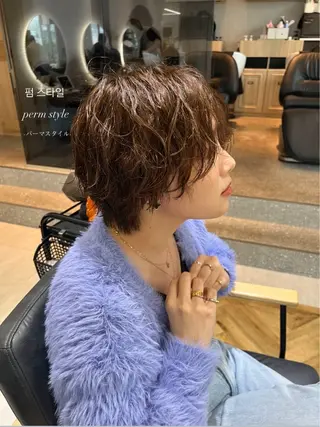 ショート カラー パーマ 韓国🇰🇷レイヤー 映える顔周り🩷のヘアスタイル
