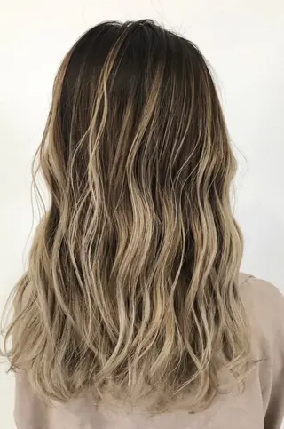 ロング 尾崎 虹美のヘアスタイル