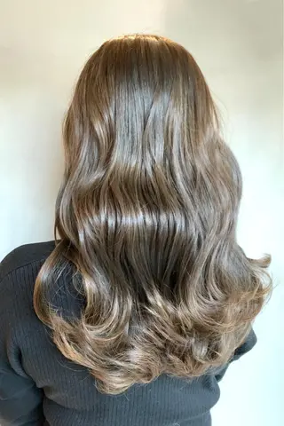 ミディアム カラー ハイライトが 得意なニキです😊のヘアスタイル