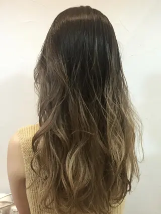 カラー ロング Nina by Babyloneのヘアスタイル