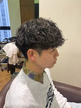 ショート パーマ メンズ 溝口 槙里也のヘアスタイル