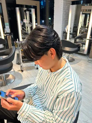 パーマ メンズ 有働由良／ハイトーン ／韓国メンズヘアのヘアスタイル