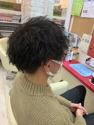 ミディアム パーマ メンズ 今村公介 ブリーチ特化、派手髪のヘアスタイル