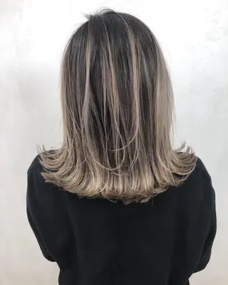 ミディアム カラー ブリーチカラーレイヤ ーカット🦋annaのヘアスタイル