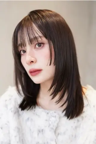 ミディアム カラー 圧倒的 毛流れ センターパートのヘアスタイル