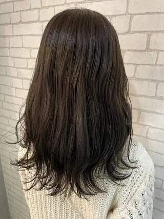 セミロング カラー アートディレクター 尾内 友美のヘアスタイル