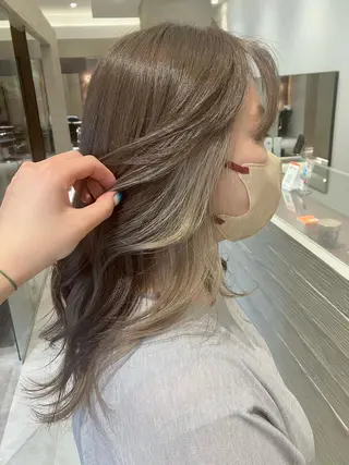 ミディアム カラー サキ🤍ハイトーン 🩰くびれ巻きヘアのヘアスタイル