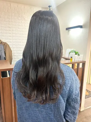 ロング トモタニ ミオのヘアスタイル