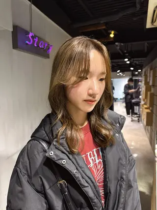 セミロング カラー NANAMI🩵 大人可愛い韓国ヘアのヘアスタイル