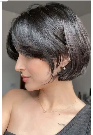 ミディアム カラー remi ボブレイヤー／パーマのヘアスタイル