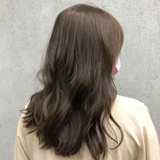 ロング カラー 岡田 真綾のヘアスタイル