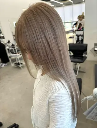 セミロング カラー 新美 蓮のヘアスタイル