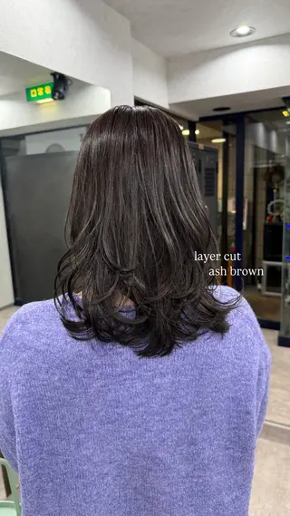 ミディアム カラー ミウラナツサ /レイヤーカットのヘアスタイル