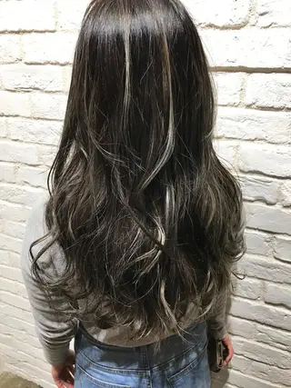 ロング カラー UMEDA FIGAROのヘアスタイル