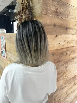 ショート カラー ヘアアレンジ 白髪ぼかしハイライト バレイヤージュヤマトのヘアスタイル