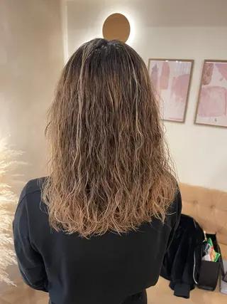 ロング 市原亮/塩釜口/ ツイスパ/波巻きのヘアスタイル
