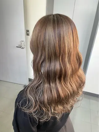 セミロング 岩谷/ブリーチ 🪽透明感カラーのヘアスタイル