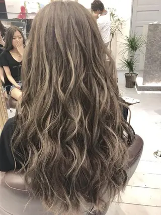 ロング カラー GRANDE アオキのヘアスタイル