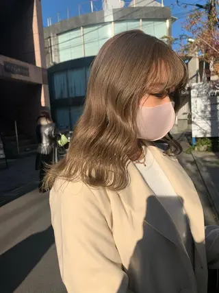 ミディアム カラー ネイル ハイトーンボブ 前田 表参道 グレージュのヘアスタイル