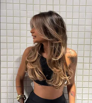 セミロング YOLO 渋谷 konaのヘアスタイル