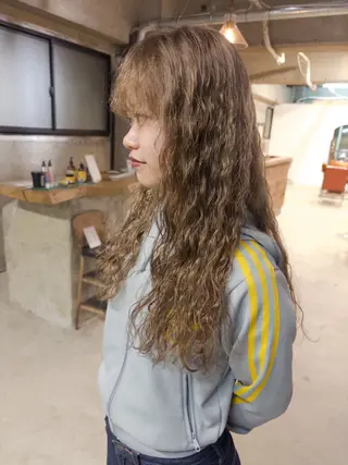 ロング カラー パーマ KVELL ユナのヘアスタイル