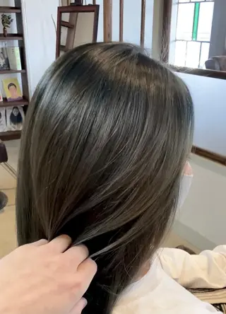 セミロング タカツド ユウキのヘアスタイル
