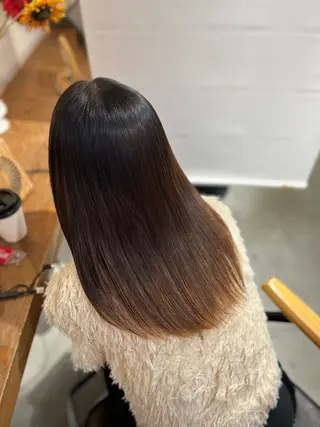 セミロング 塩川ももこ/ 自然な縮毛矯正のヘアスタイル