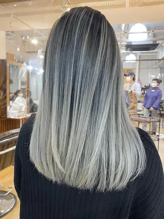 セミロング 白髪ぼかし バレイヤージュ志鎌のヘアスタイル