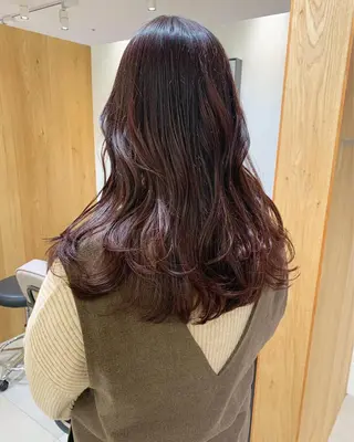 ロング カラー SAKINO． ベージュカラーのヘアスタイル