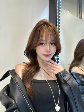 ロング レイヤーカット 透明感カラーのヘアスタイル