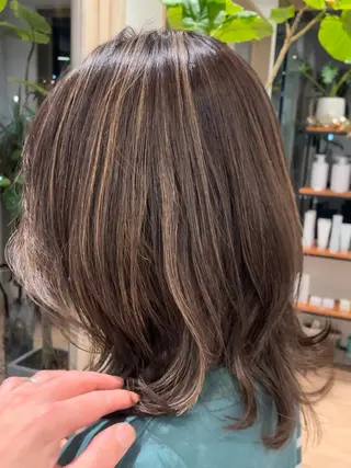 セミロング カラー 白髪ぼかしハイライト 💫ミネ ヒロシのヘアスタイル