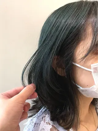セミロング 馬場智哉 白髪ぼかしハイライトのヘアスタイル