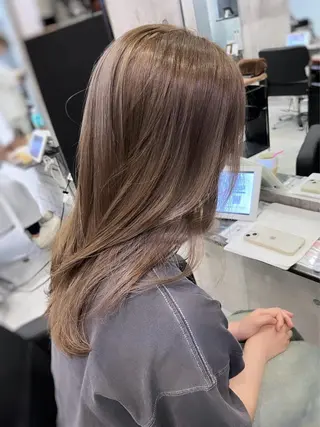 セミロング カラー ダブルカラー／レイヤ ーカット𝓜𝓐𝓞のヘアスタイル