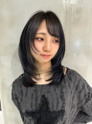 ミディアム カラー レイヤーカット 透明感カラーのヘアスタイル