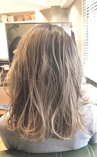 カラー las PAVILIONのヘアスタイル