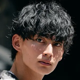 ショート パーマ メンズ 丸山 哲史のヘアスタイル