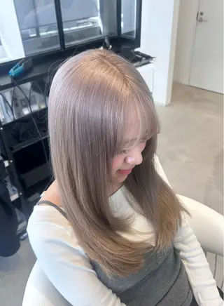 セミロング HIKARI ブリーチ/ハイトーンのヘアスタイル