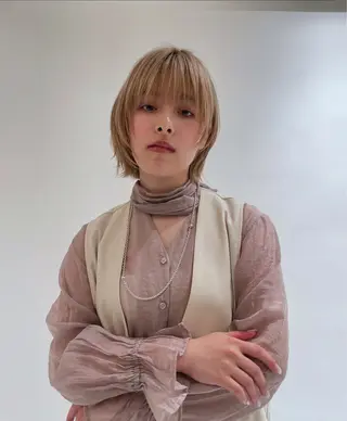 ショート カラー Akari暖色カラー /レイヤーカットのヘアスタイル